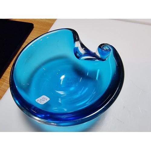 411 - 3x good quality vintage Murano hand blown bowls, to include a Murano Archimede Seguso blue bowl. All... 