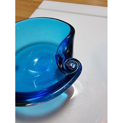 411 - 3x good quality vintage Murano hand blown bowls, to include a Murano Archimede Seguso blue bowl. All... 