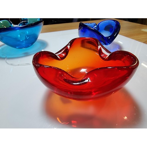 411 - 3x good quality vintage Murano hand blown bowls, to include a Murano Archimede Seguso blue bowl. All... 