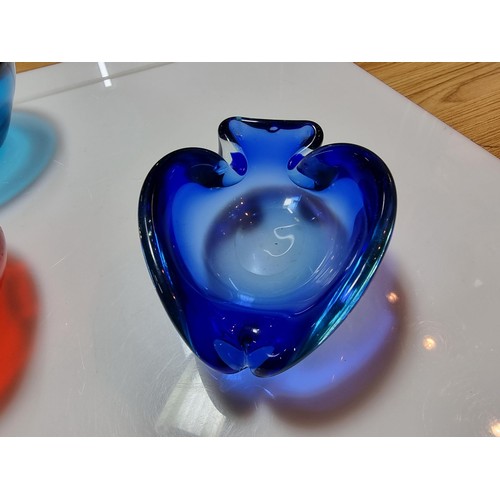 411 - 3x good quality vintage Murano hand blown bowls, to include a Murano Archimede Seguso blue bowl. All... 