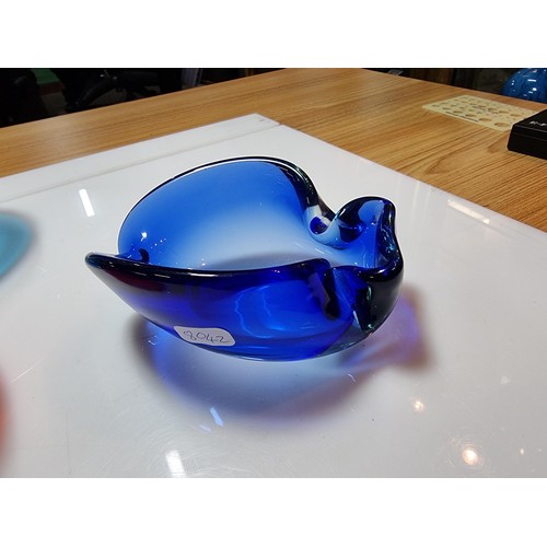 411 - 3x good quality vintage Murano hand blown bowls, to include a Murano Archimede Seguso blue bowl. All... 