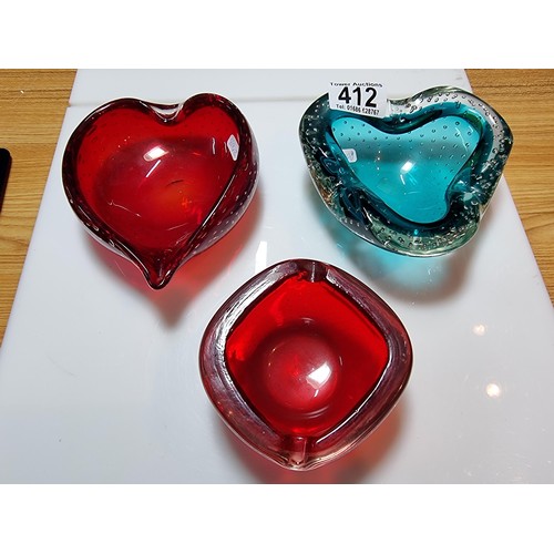 412 - A collection of 3x good quality vintage 1970's genuine Murano glass ash trays all with air bubble de... 