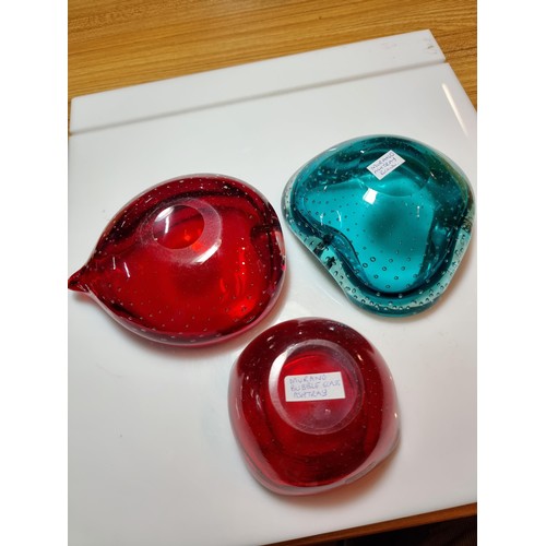 412 - A collection of 3x good quality vintage 1970's genuine Murano glass ash trays all with air bubble de... 