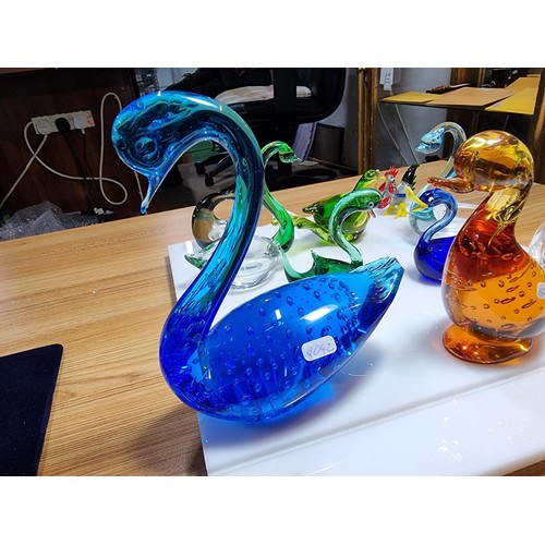 413 - A large collection of 10x various good quality model art glass birds. To include a rare vintage Whit... 