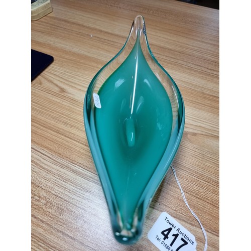 417 - 2x pieces of good quality art glass to include a boat shaped vase in light green possibly by Eystein... 