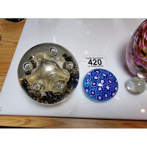 420 - A large collection of 10 pieces of good quality art glass to include 2 glass paperweights, a Murano ... 