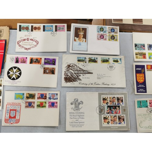 301 - Large quantity of British stamp presentation pack with stamp silks along with  a large quantity of v... 