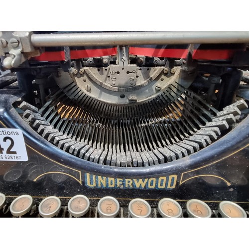 34 - An antique Underwood NO. 5 typewriter in good antique condition, displays well. Height 23cm, width 3... 