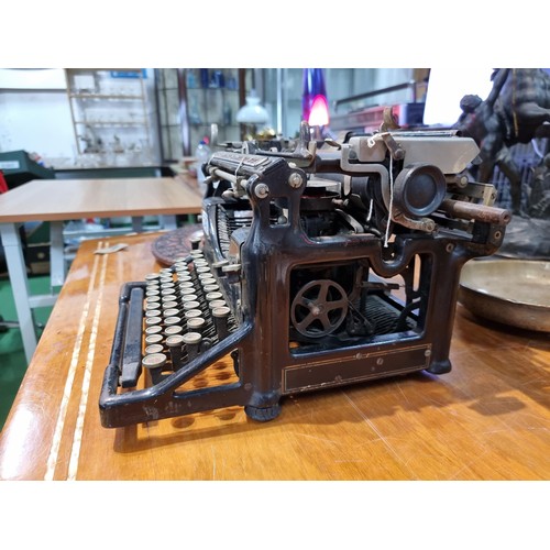 34 - An antique Underwood NO. 5 typewriter in good antique condition, displays well. Height 23cm, width 3... 