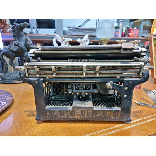 34 - An antique Underwood NO. 5 typewriter in good antique condition, displays well. Height 23cm, width 3... 