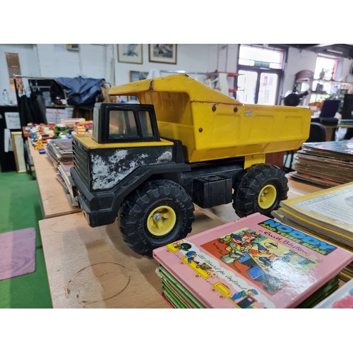 29 - A large vintage Tonka dumper truck in good looked after condition, has a height of 27cm, width 22cm,... 