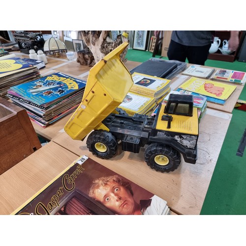 29 - A large vintage Tonka dumper truck in good looked after condition, has a height of 27cm, width 22cm,... 