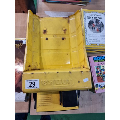 29 - A large vintage Tonka dumper truck in good looked after condition, has a height of 27cm, width 22cm,... 