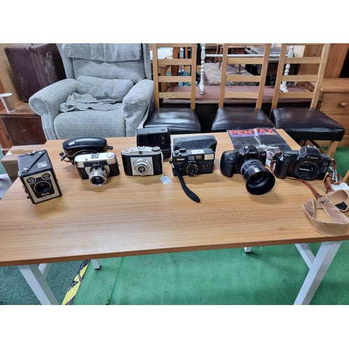 48 - A collection of 7x various vintage cameras to include a Canon EOS 1000F, a Minolta Dynax 500 SI, a V... 