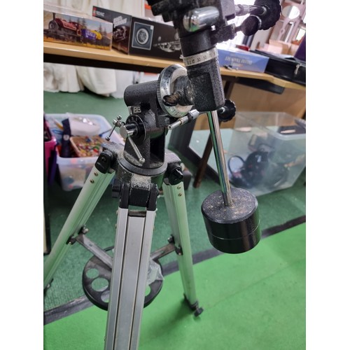 53 - A good quality vintage telescope with tripod stand by Celestron, model firstscope 114 compact 31041.... 