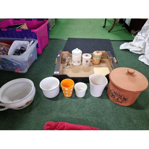 57 - A box of planter pots and a large terracotta bread croc pot.