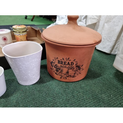 57 - A box of planter pots and a large terracotta bread croc pot.