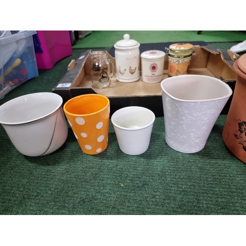 57 - A box of planter pots and a large terracotta bread croc pot.