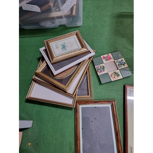 69 - A box full of various photo frames to include thick glass photo frames, glazed picture frames, etc, ... 