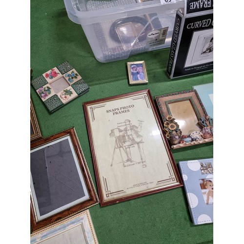 69 - A box full of various photo frames to include thick glass photo frames, glazed picture frames, etc, ... 