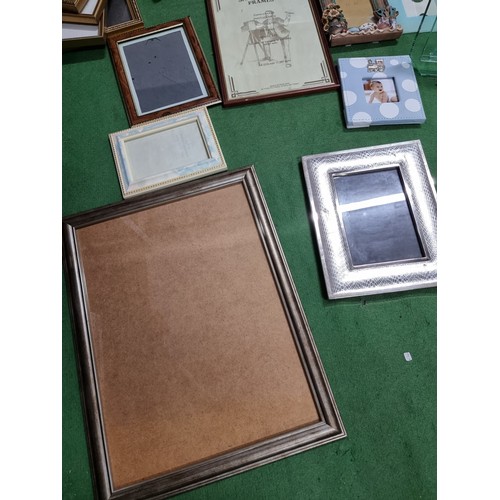 69 - A box full of various photo frames to include thick glass photo frames, glazed picture frames, etc, ... 