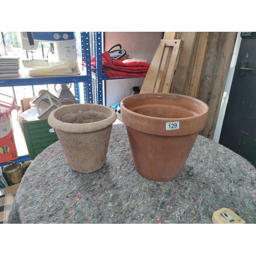 129 - 2 x terracotta plant pots in good order the tallest 28cm high x 31cm dia