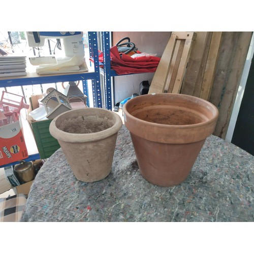 129 - 2 x terracotta plant pots in good order the tallest 28cm high x 31cm dia