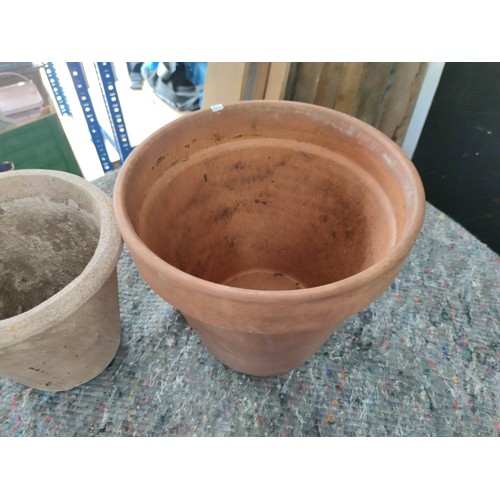 129 - 2 x terracotta plant pots in good order the tallest 28cm high x 31cm dia