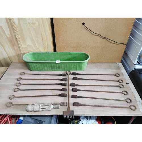 187 - Large quantity of vintage branding irons in a plastic trug, mostly with different letters or numbers... 