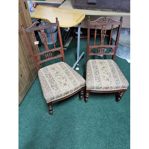 396 - 2x good quality ornate antique Georgian chairs with an ornate carved spindle back and turned legs wi... 