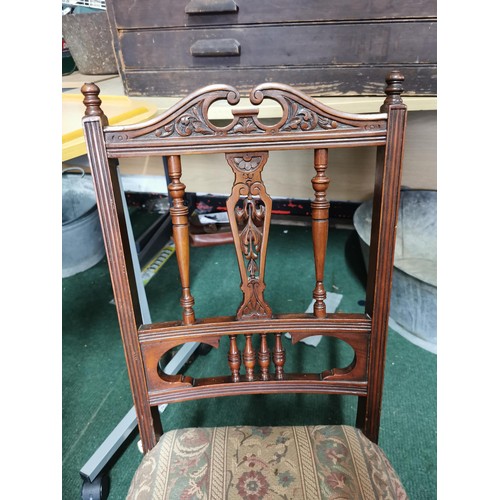 396 - 2x good quality ornate antique Georgian chairs with an ornate carved spindle back and turned legs wi... 