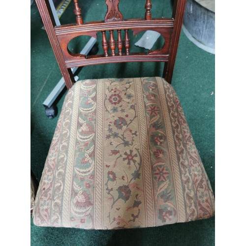 396 - 2x good quality ornate antique Georgian chairs with an ornate carved spindle back and turned legs wi... 