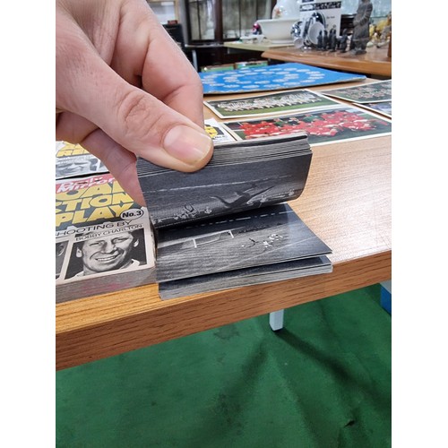 25 - A quantity of vintage football ephemera to include 6x rare daily mirror goal action replay flip book... 