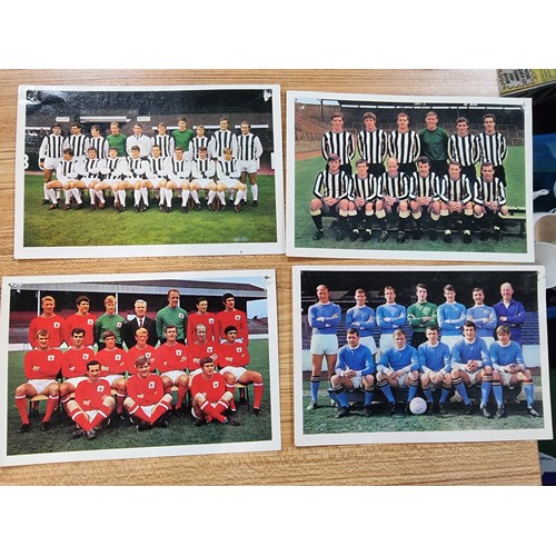 25 - A quantity of vintage football ephemera to include 6x rare daily mirror goal action replay flip book... 