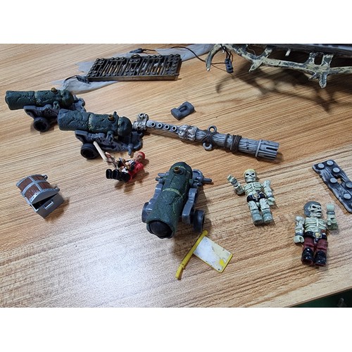 37 - A large impressive Mega Bloks Pirates of the Caribbean. Dread Eye's Phantom Ghost Balleon Pirate Shi... 