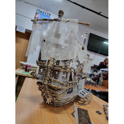 37 - A large impressive Mega Bloks Pirates of the Caribbean. Dread Eye's Phantom Ghost Balleon Pirate Shi... 