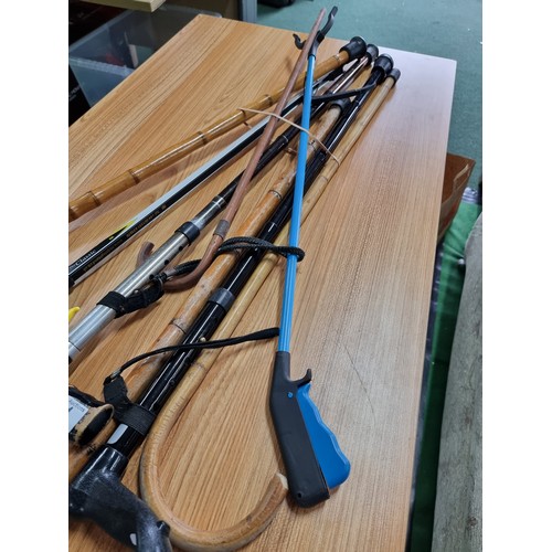 41 - A bundle of 8x various walking sticks and grabbers, all in good condition.