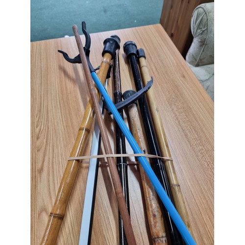 41 - A bundle of 8x various walking sticks and grabbers, all in good condition.
