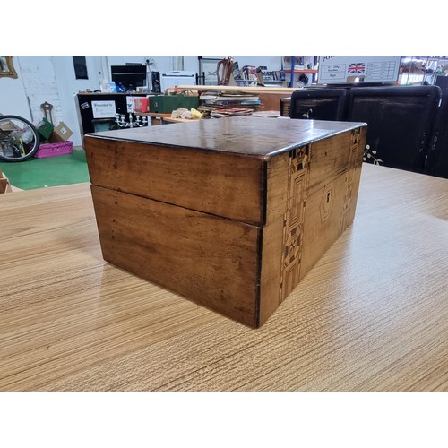 356 - A good antique solid mahogany box inlaid with marquetry work, in good condition, height of 12cm, len... 