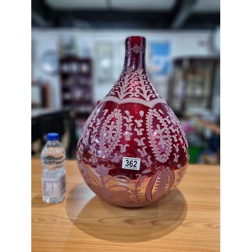 362 - a large impressive red glass bulbous vase with an etched design, in excellent condition with no dama... 