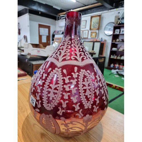 362 - a large impressive red glass bulbous vase with an etched design, in excellent condition with no dama... 