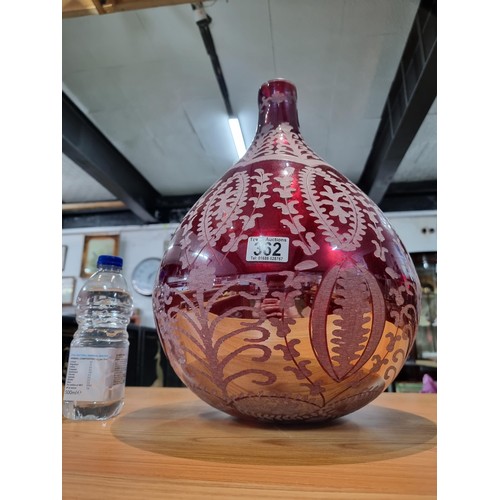 362 - a large impressive red glass bulbous vase with an etched design, in excellent condition with no dama... 