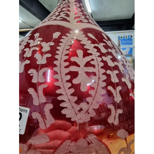 362 - a large impressive red glass bulbous vase with an etched design, in excellent condition with no dama... 