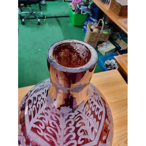 362 - a large impressive red glass bulbous vase with an etched design, in excellent condition with no dama... 
