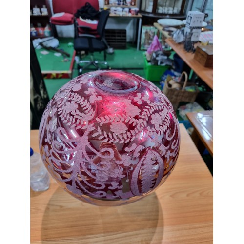 362 - a large impressive red glass bulbous vase with an etched design, in excellent condition with no dama... 
