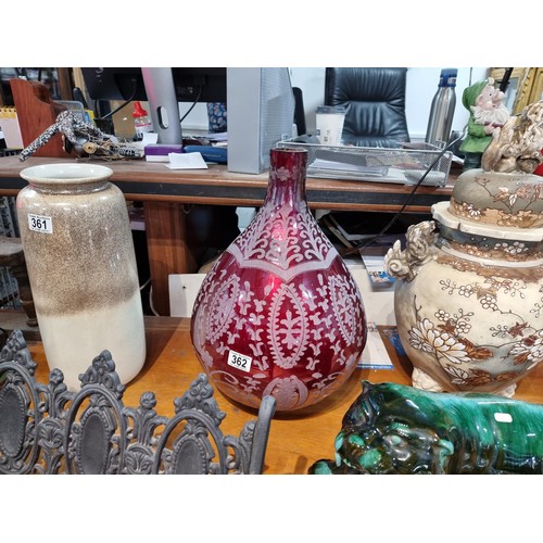 362 - a large impressive red glass bulbous vase with an etched design, in excellent condition with no dama... 