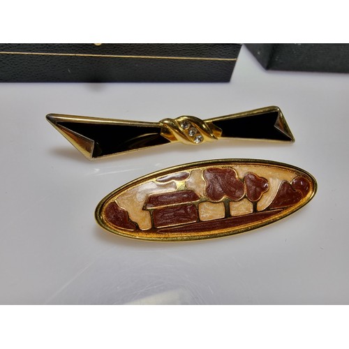 387 - A quantity of various boxed costume jewellery along with a quantity of brooches in clean condition.