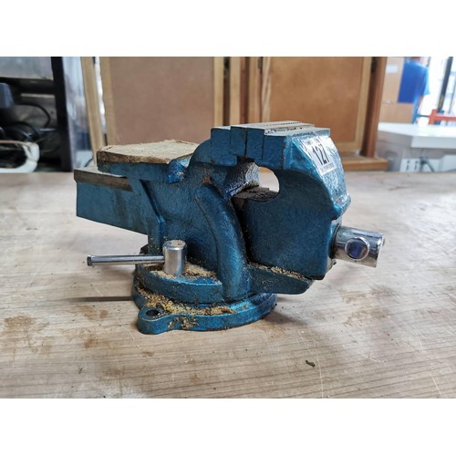 127 - Powerfix profi bench vice in good order