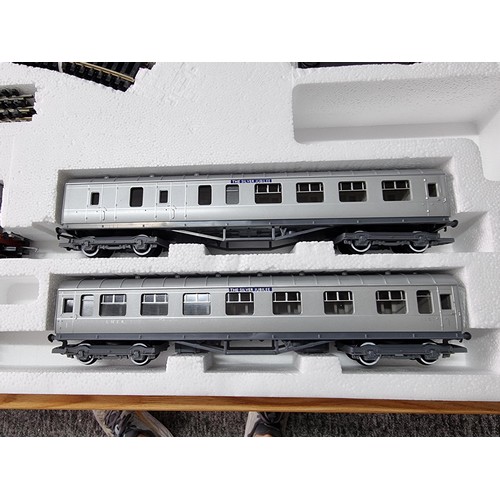 120 - A very rare Hornby R837 Silver Jubilee electric train set OO gauge, in very clean condition, only ha... 