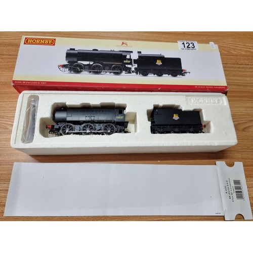 123 - A boxed Hornby R2355BR early crest 0-6-0 class Q1 locomotive and tender 33037 in very clean conditio... 